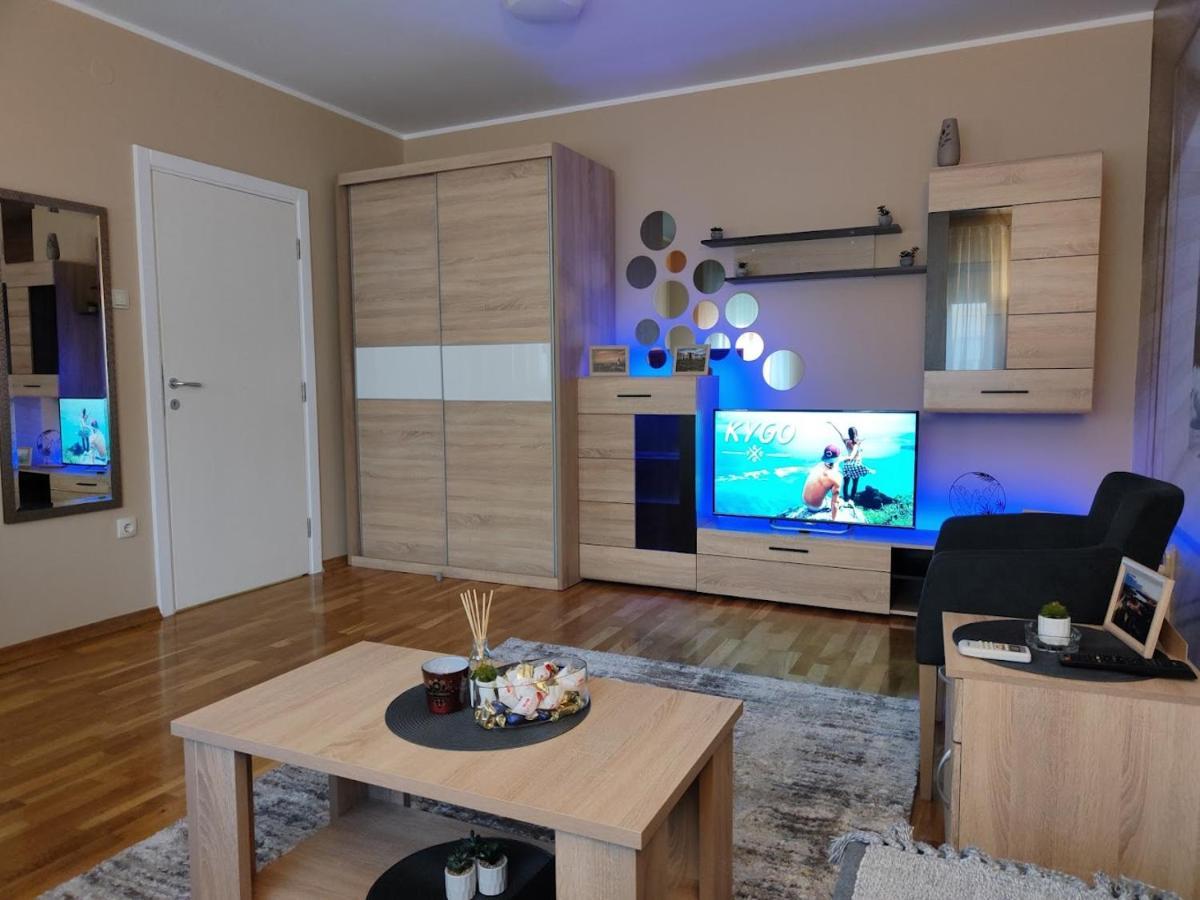 Apartman Espresso Sa Parkingom Sremska Mitrovica Exterior foto