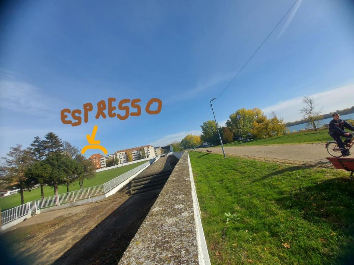 Apartman Espresso Sa Parkingom Sremska Mitrovica Exterior foto